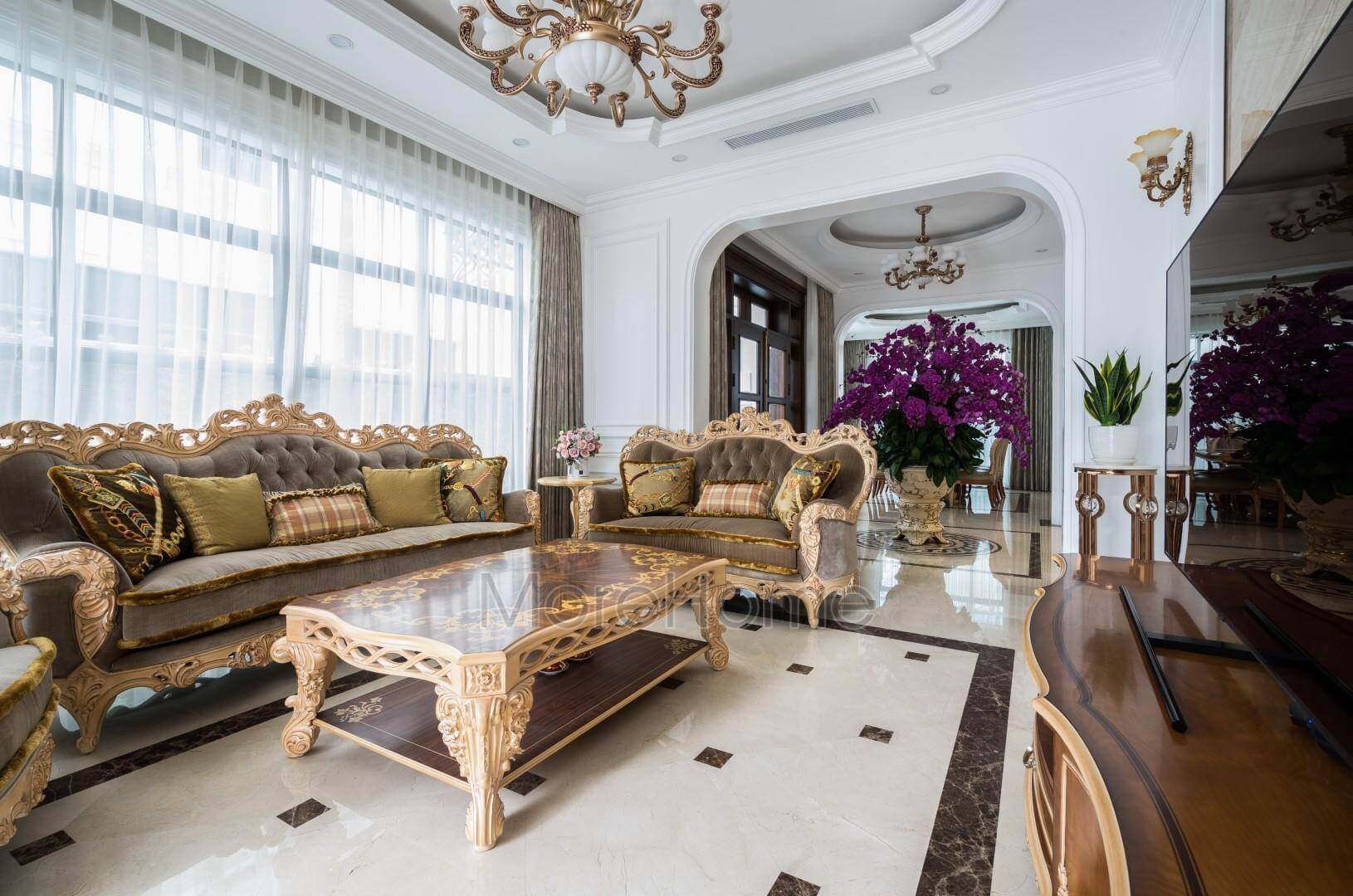 Sofa bọc nỉ nhung màu nâu sậm khung sơn vàng, đường nét phong cách tân cổ điển là ý tưởng hoàn hảo cho không gian phòng khách sofa tân cổ điển